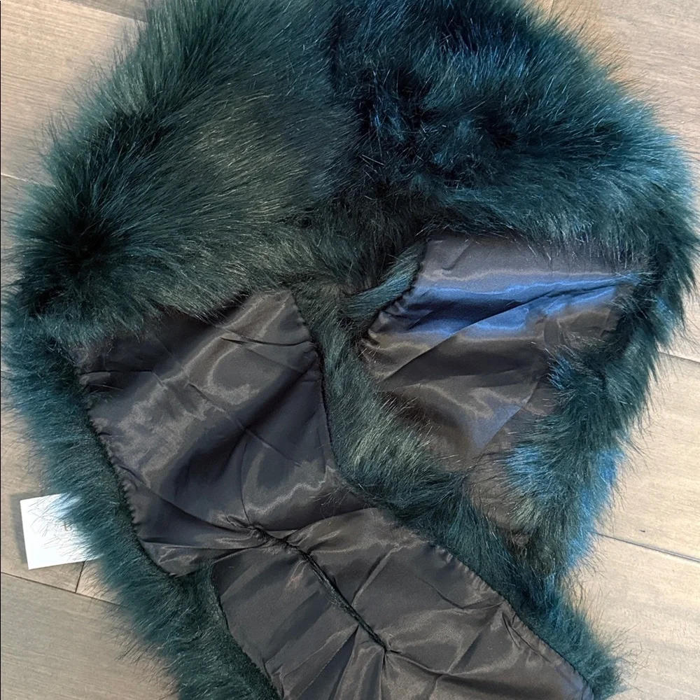 NWT Dikoaina Hunter Green Faux Fur Shawl Wrap